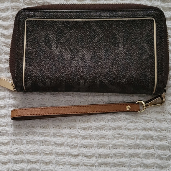 Michael Kors Jet Set Wristlet - Picture 2 of 6